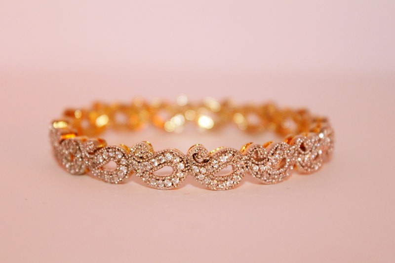 Close-up of lustrous gold intertwined with sparkling diamonds, highlighting their rich color and brilliance.